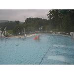men man kunne svømme udendørs i opvarmet pool. Temperatur i luften 6 grader. Vandet 28 grader :-)