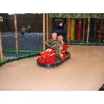 Frederik gav venligst sin søster en tur i racerbilen